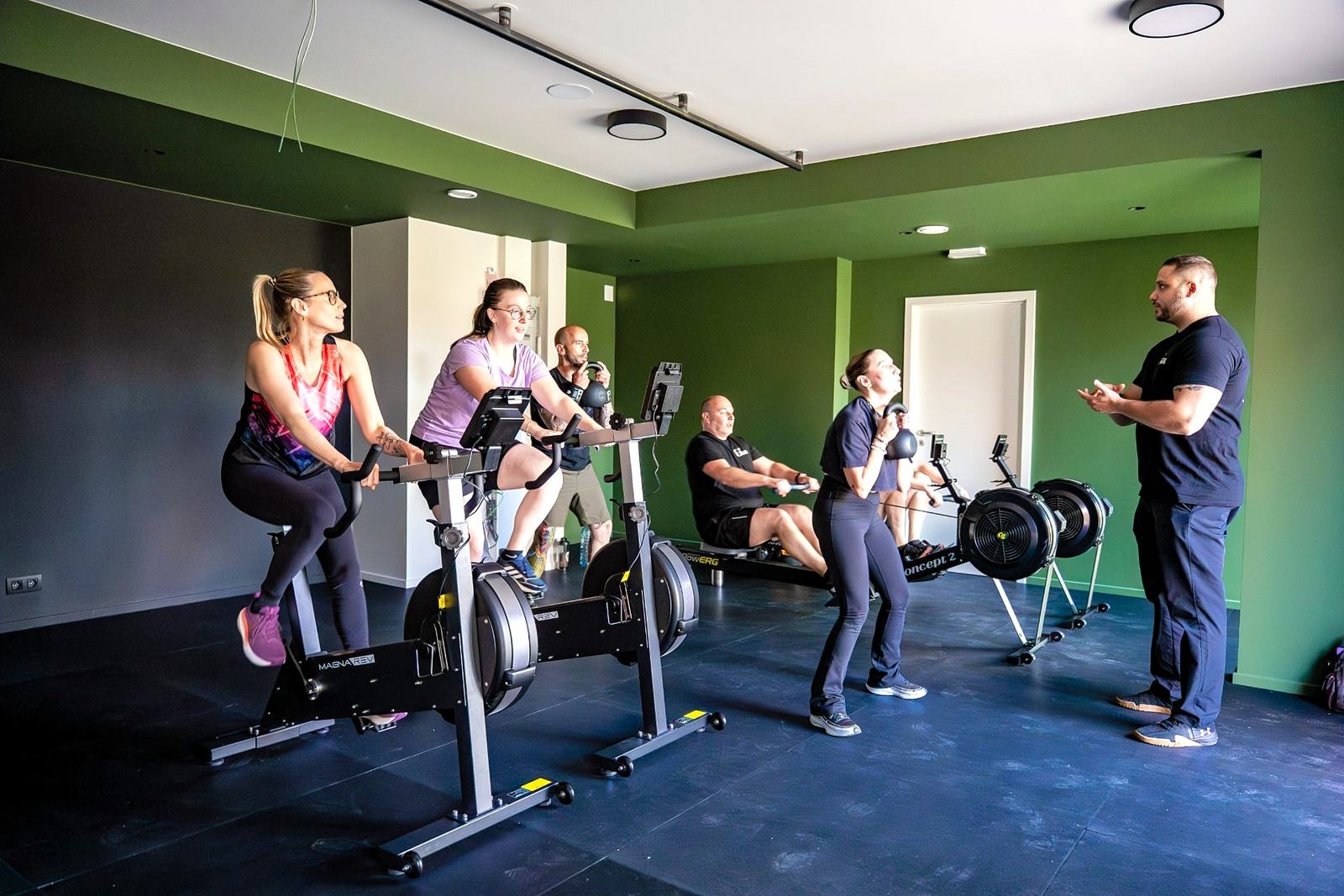 Coach accompagnant un membre — atmosphère coaching individuel à Mons