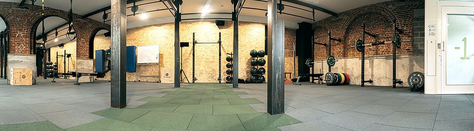 Salle de Genly — voûtes en briques, structure métallique, racks et matériel Functional Fitness